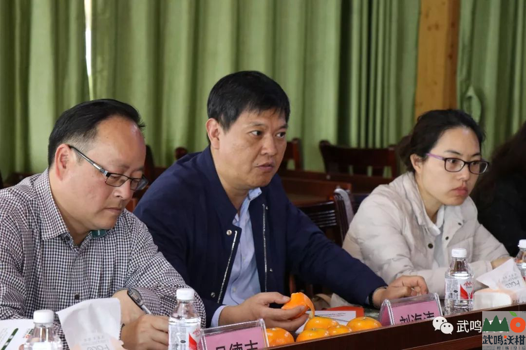 刘海涛（中）座谈会上分享经验